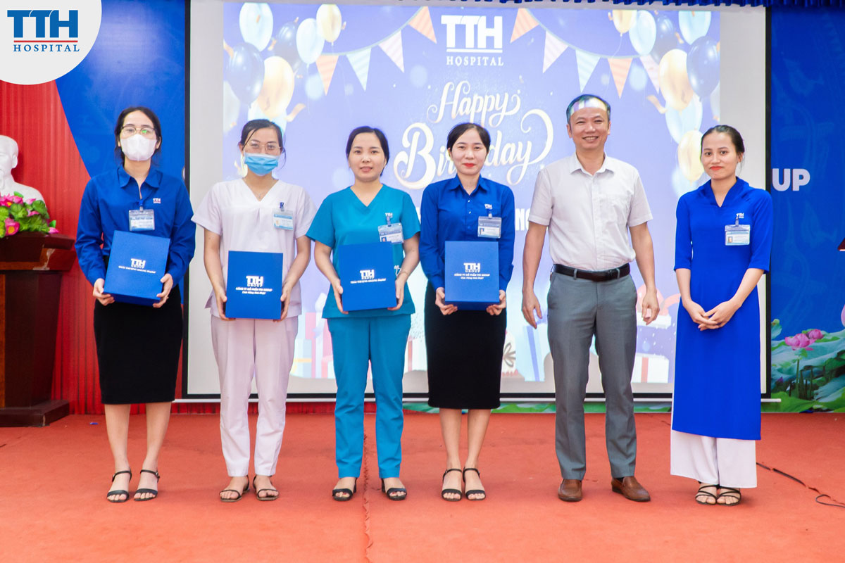 BV-Thái-thượng-Hoàng-trao-tặng-những-món-quà-sinh-nhật-ý-nghĩa