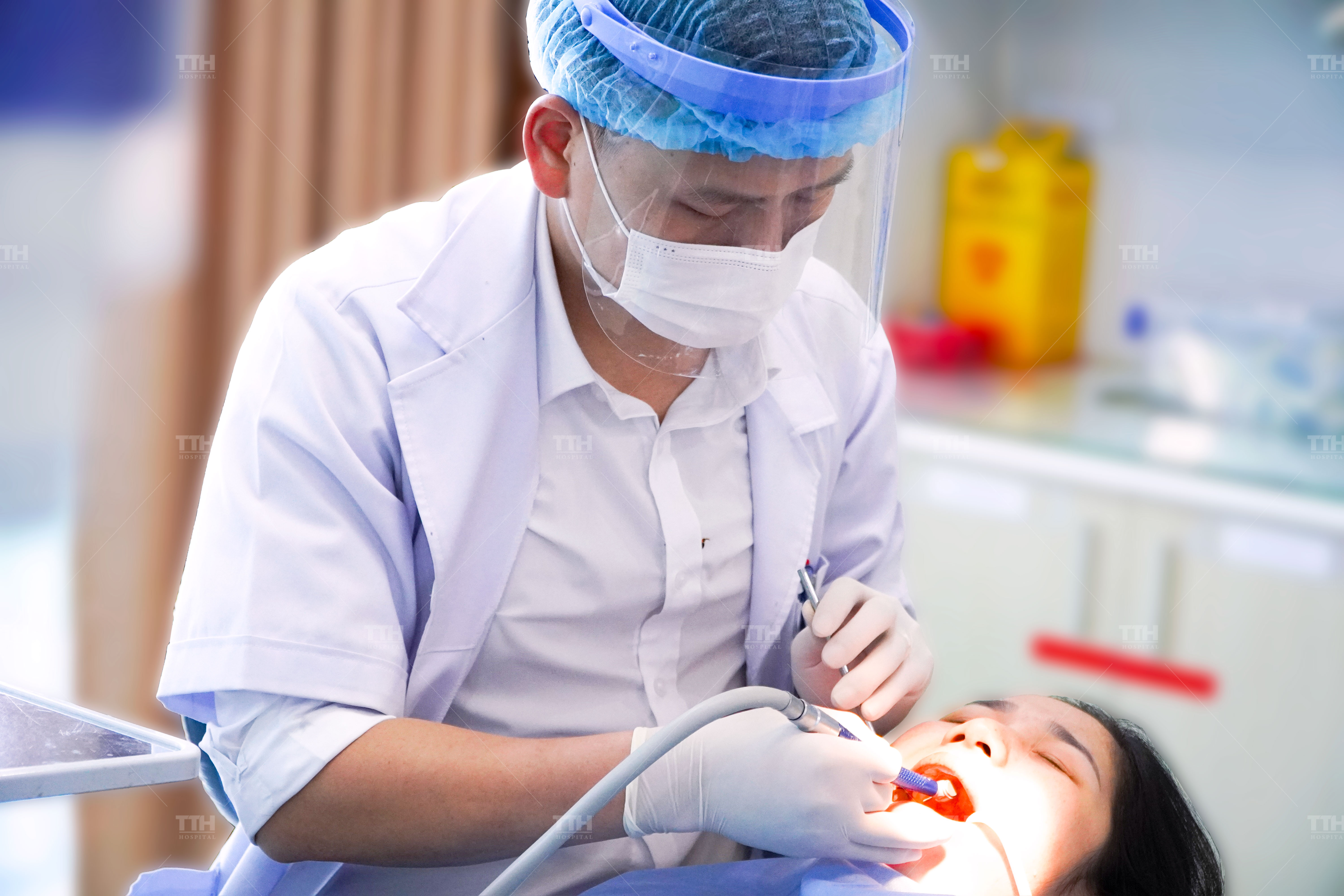 Bọc răng sứ bởi các bác sĩ chuyên khoa là cách giúp răng bền đẹp, lâu dài