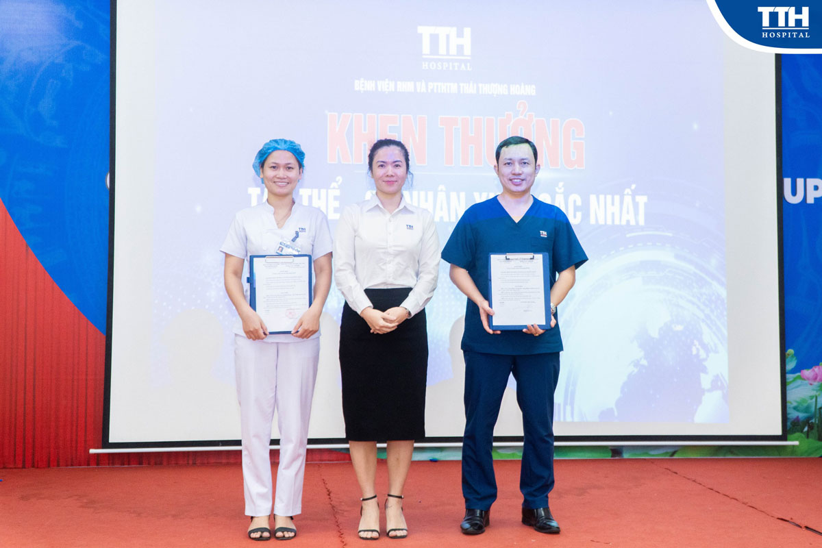 BLĐ Bệnh viện đã quyết định trao tặng giấy khen cho các cá nhân xuất sắc nhất trong tháng 4, 5/2023