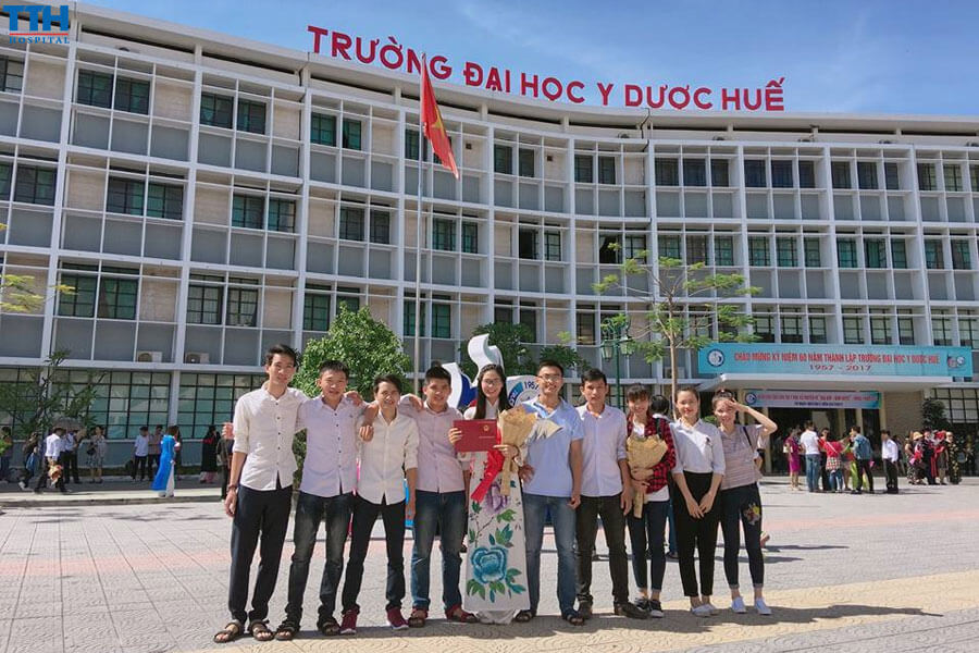 Hoàn thành xuất sắc chương trình học và tốt nghiệp bác sỹ Răng Hàm Mặt hệ chính quy tại Đại học Y Dược Huế.