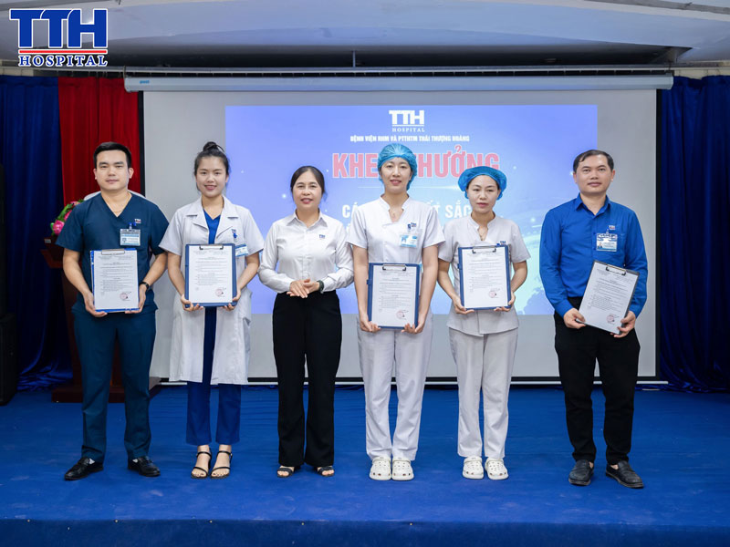 Ban Lãnh đạo bệnh viện đã trao tặng giấy khen cho các tập thể, khoa/phòng và cá nhân