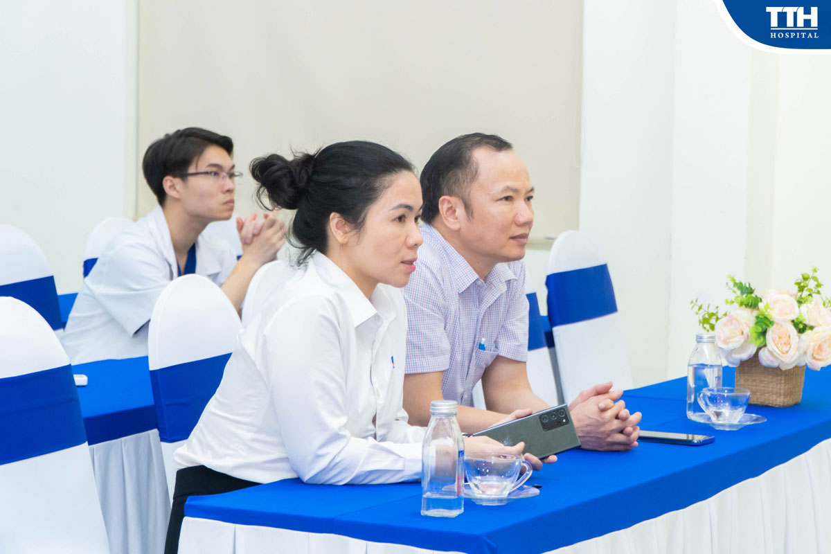 𝐁à 𝐍𝐠𝐮𝐲𝐞̂̃𝐧 𝐇𝐨𝐚 𝐋ê - GĐ Điều hành Bệnh viện và 𝐁𝐚́𝐜 𝐬𝐢̃ 𝐂𝐊𝐈 𝐇𝐨𝐚̀𝐧𝐠 𝐓𝐢𝐞̂́𝐧 𝐇𝐚̉𝐢 – Phó GĐ chuyên môn Bệnh viện