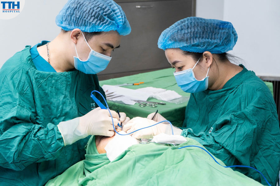 đội ngũ y bác sĩ Bệnh viện Thái Thượng Hoàng luôn phát huy những phẩm chất tốt đẹp của người thầy thuốc