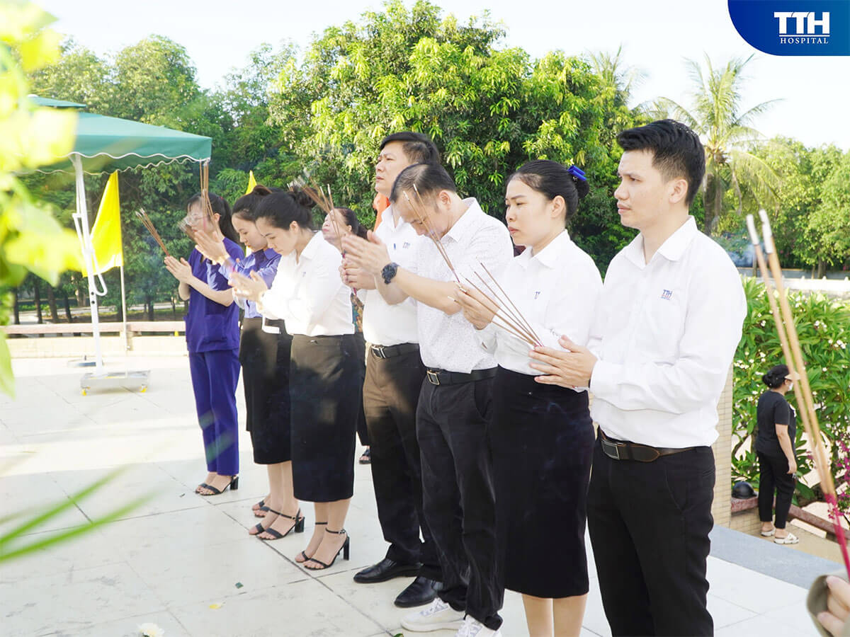 Bệnh viện tổ chức lễ dâng hương tại khu vực tưởng niệm liệt sĩ tại nghĩa trang Liệt sĩ Thành phố Vinh