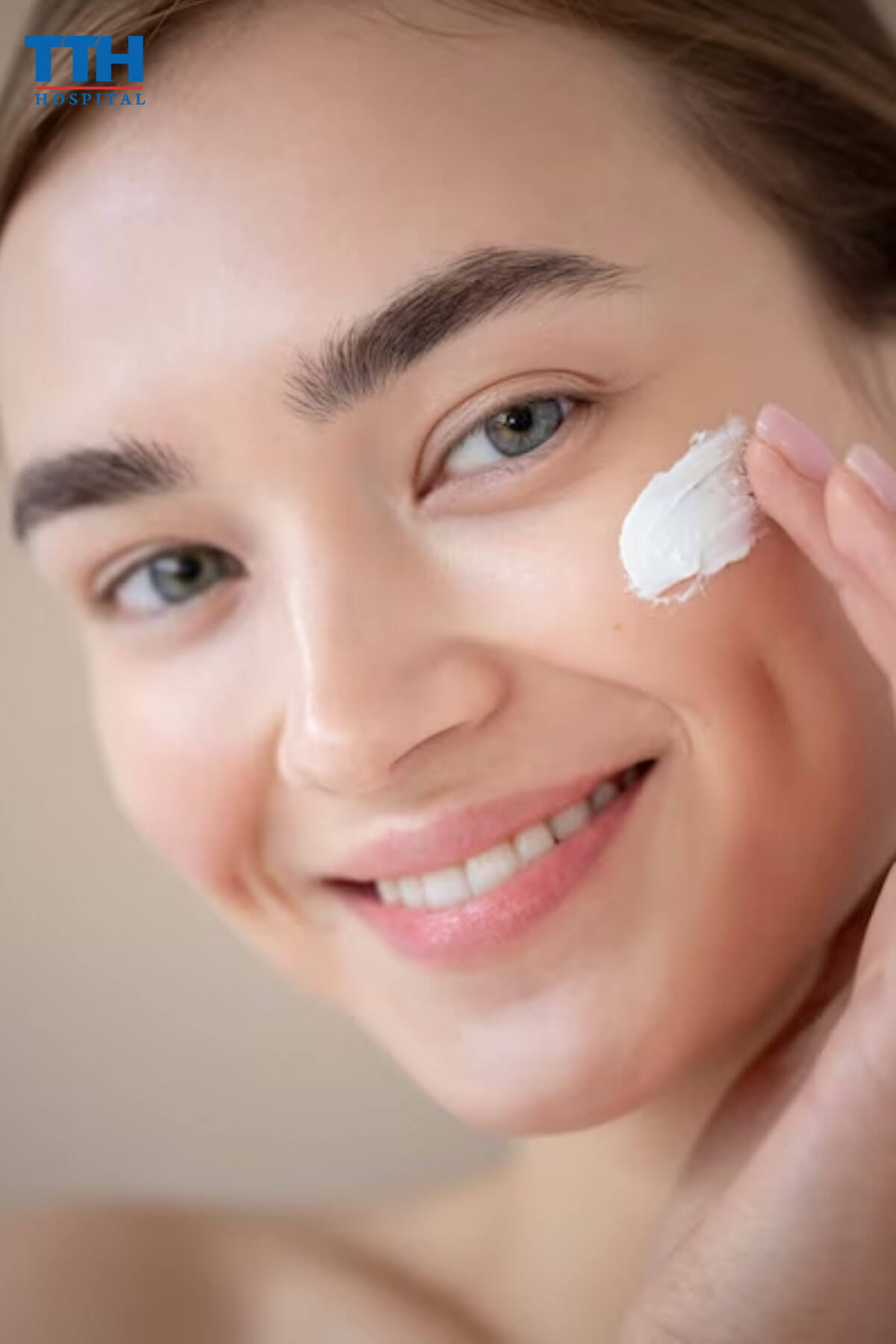 Bôi kem chống nắng mỗi ngày trẻ hóa da tại vinh nghệ an