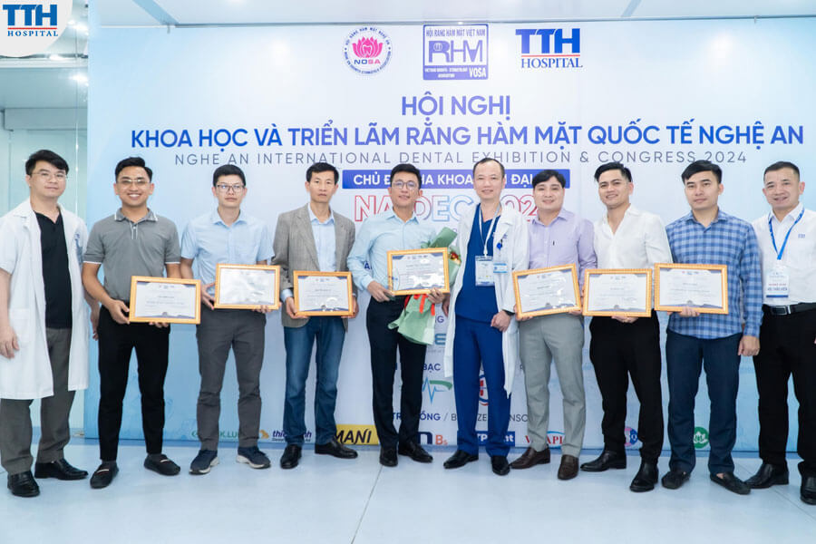 BSCKI Hoàng Tiến Hải, Giám đốc chuyên môn của Bệnh viện Thái Thượng Hoàng, đã trao chứng nhận và kỉ niệm chương cho các phẫu thuật viên