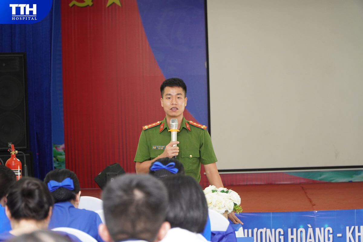 Thượng úy: Nguyễn Thành Trung cùng các Đ/c trong Đội Công tác phòng cháy thuộc Đội CC&CNCH số 1