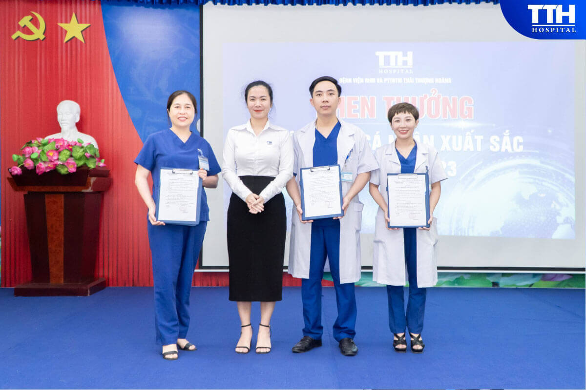 Các tập thể, khoa/phòng và cá nhân xuất sắc nhất trong tháng 9-2023 đã được trao giấy khen và nhận được sự ghi nhận của BGĐ Bệnh viện.