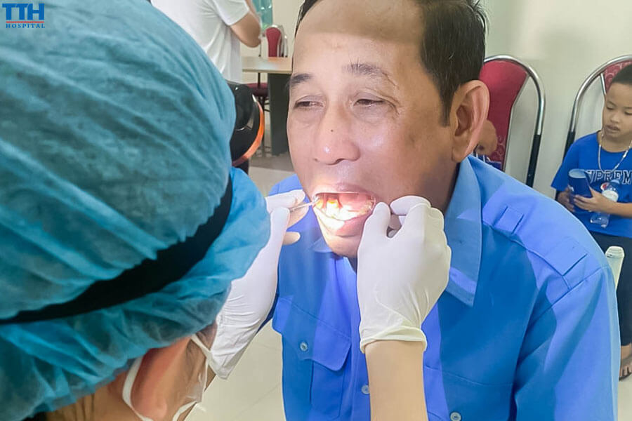 ác y bác sĩ của Bệnh viện Thái Thượng Hoàng đã tiến hành thăm khám và tư vấn tình trạng răng miễn phí 