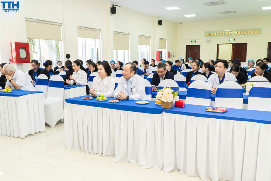 chương trình khai xuân đã diễn ra với sự tham gia của đại diện BLĐ TTH Group, BLĐ BV Thái Thượng Hoàng cùng hơn 300 y bác sĩ, cán bộ nhân viên bệnh viện.