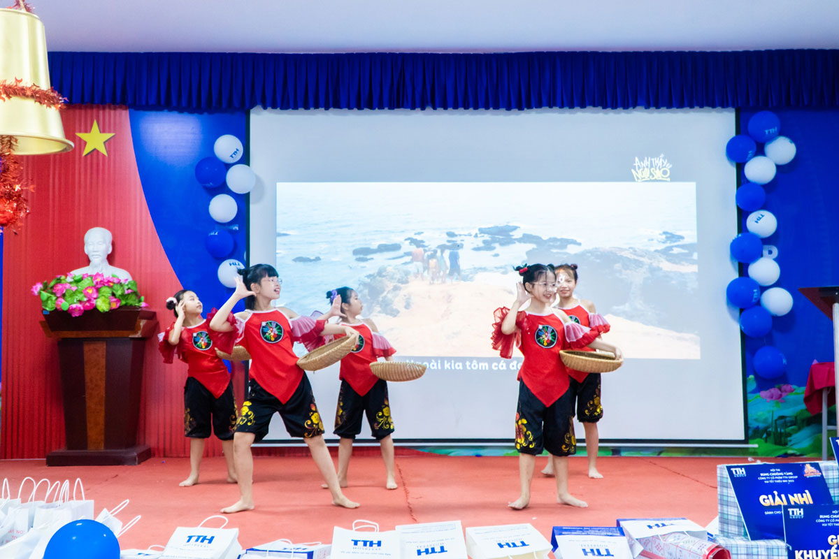 Tiết mục văn nghệ tại chương trình Tết thiếu nhi