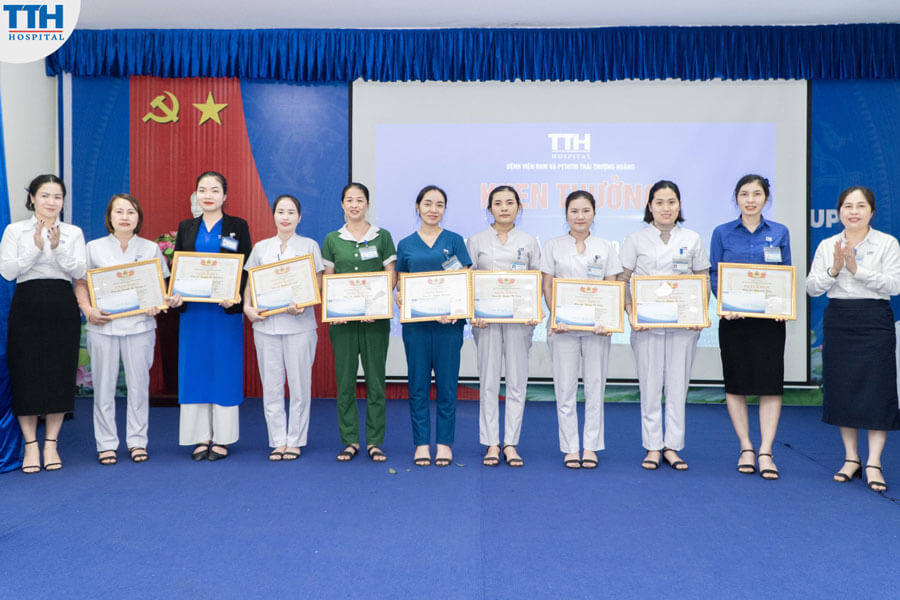 Bệnh viện trao tặng giấy khen và giải thưởng cho các tập thể, cá nhân xuất sắc