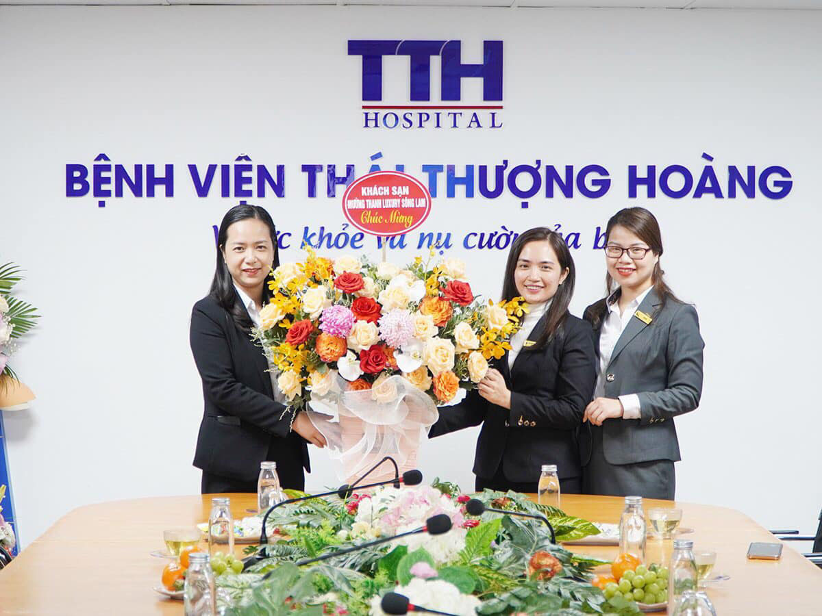 Đoàn đại biểu 5 tặng hoa công ty CP THH Group