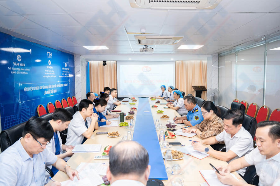 đồng chí Phan Sỹ Quyền đã trình bày báo cáo tổng kết hoạt động của Chi bộ trong tháng 7