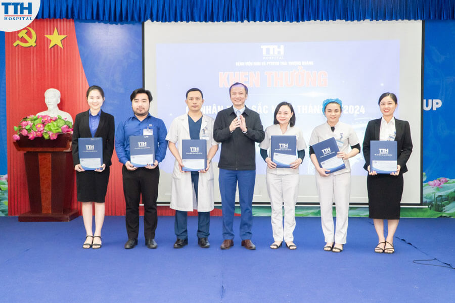 BLĐ bệnh viện đã trao tặng bằng khen cho 6 cá nhân và 2 tập thể đạt thành tích xuất sắc trong tháng 2/2024