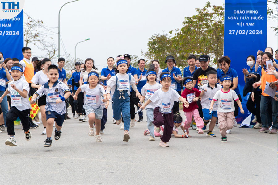 giải chạy còn có sự xuất hiện của nhiều VĐV nhí, những đứa trẻ xinh xắn và đáng yêu, mang đến không khí vui tươi và sôi động cho sự kiện.