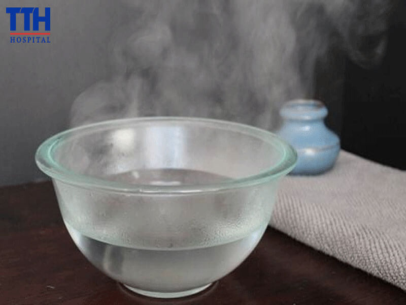 Hạn chế rửa mặt bằng nước quá nóng