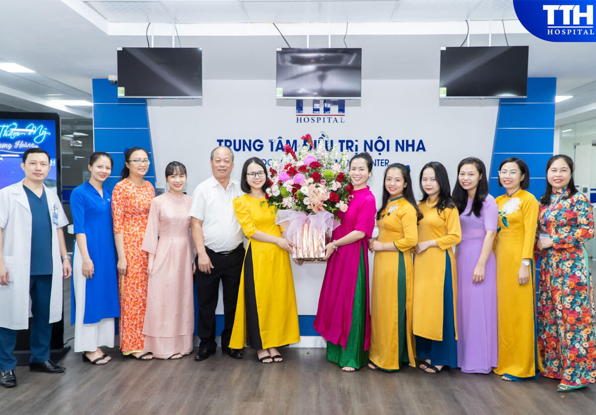 hình ảnh đẹp 2 trong ngày Phụ Nữ Việt Nam 20-10-2023