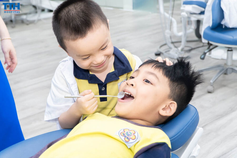 Hoạt động em tập làm bác sĩ