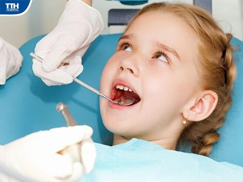 Hướng dẫn các bước bôi Vecni Fluor cho trẻ