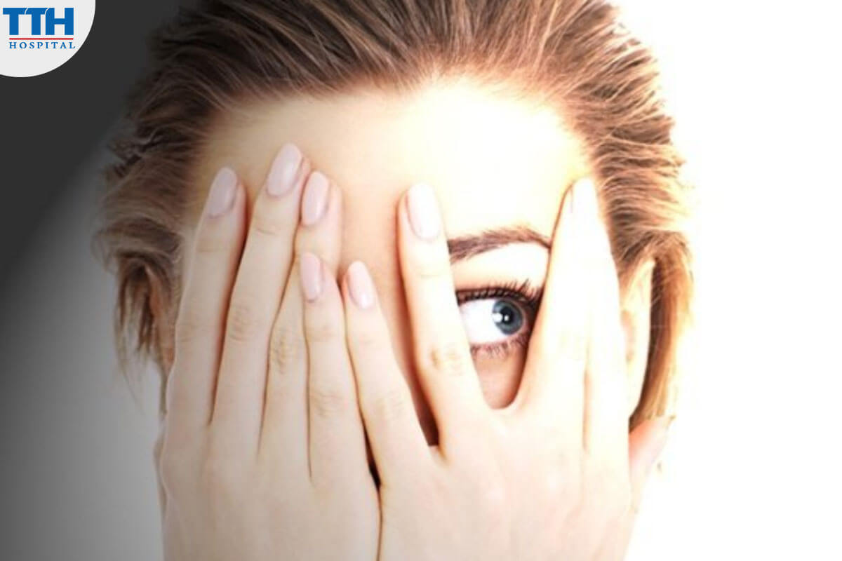 Kiêng Tiếp Xúc Với Ánh Nắng Mặt Trời sau cắt mí