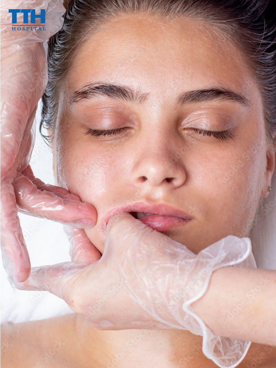 Massage nướu làm khít răng thưa tại nhà