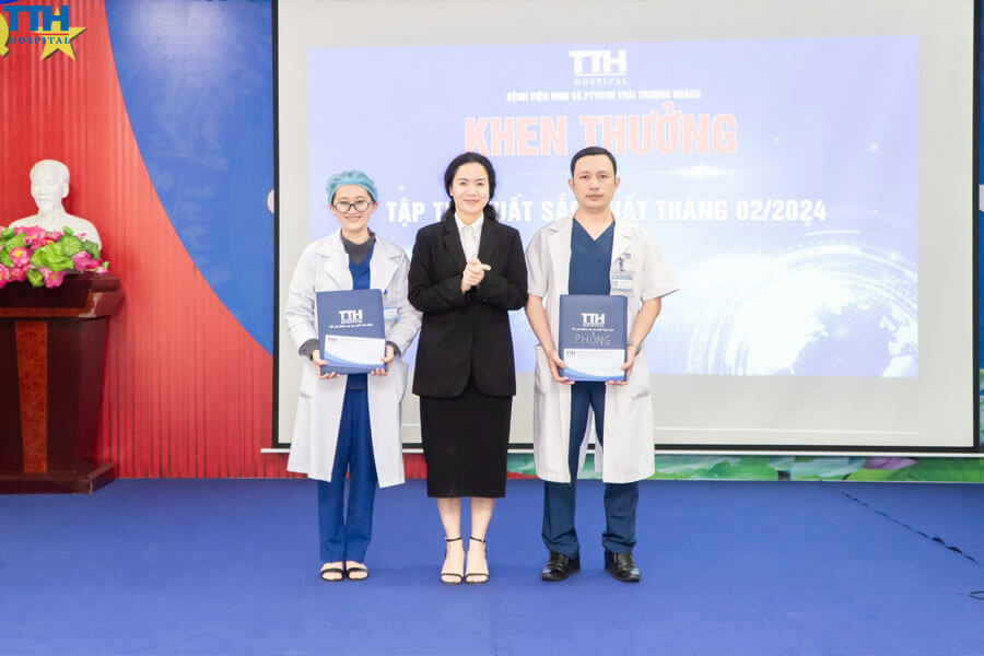 Tại Bệnh viện Thái Thượng Hoàng, nha sĩ Lê Trọng Ánh đã có những đóng góp to lớn trong việc phát triển khoa răng sứ thẩm mỹ.