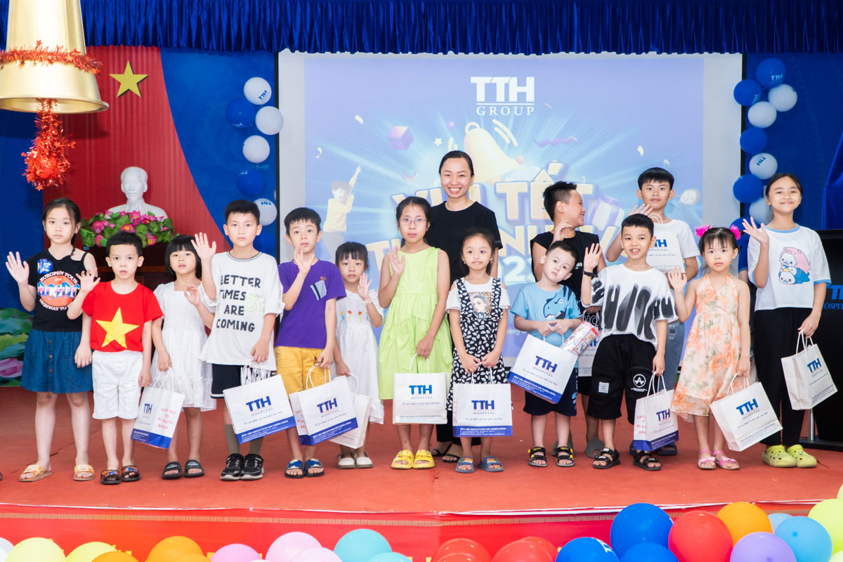 Nhiều phần quà tặng cho các em nhỏ trong chương trình