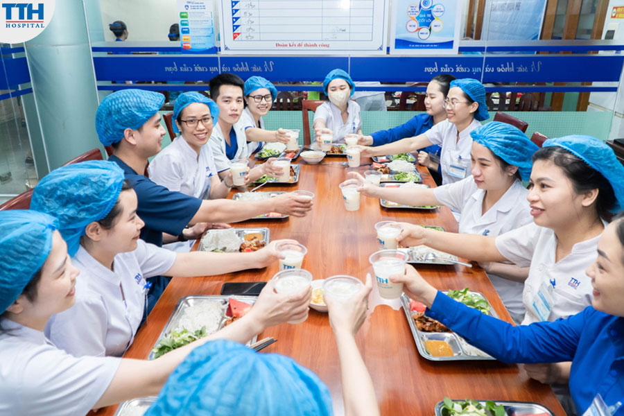 Niềm Vui Lan Tỏa Qua Bữa Cơm Ấm Áp