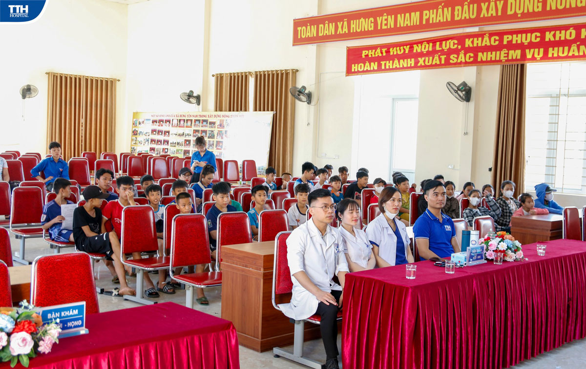 Tham gia động viên tinh thần các em trong quá trình thi đấu