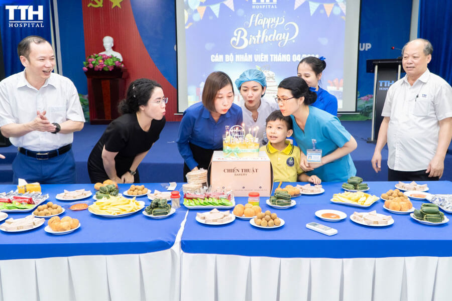 sinh nhật các CBNV sinh nhật tháng 4 của Bệnh viện Thái Thượng Hoàng