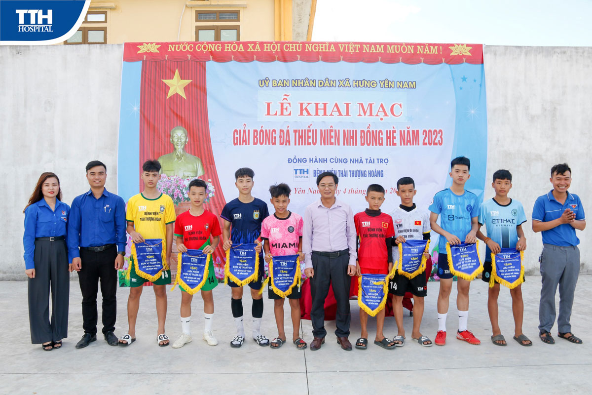 Tài trợ 120 bộ quần áo thi đấu và tặng quà lưu niệm cho các đội bóng