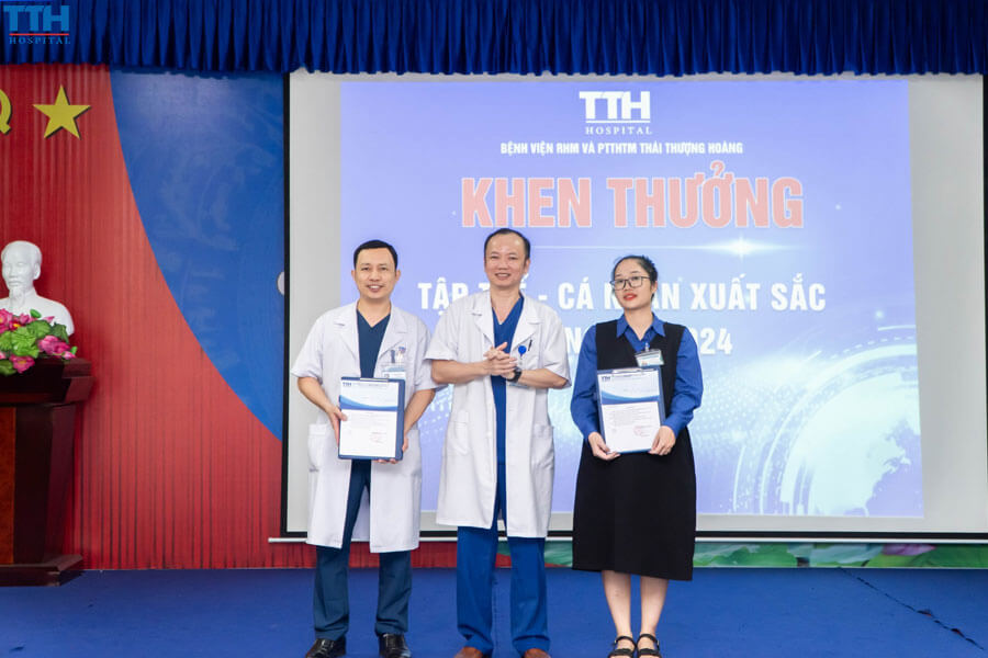 Tập thể Khoa Răng sứ Thẩm mỹ và Phòng Hành chính nhân sự đã được vinh danh vì đạt thành tích xuất sắc trong tháng 4/2024.