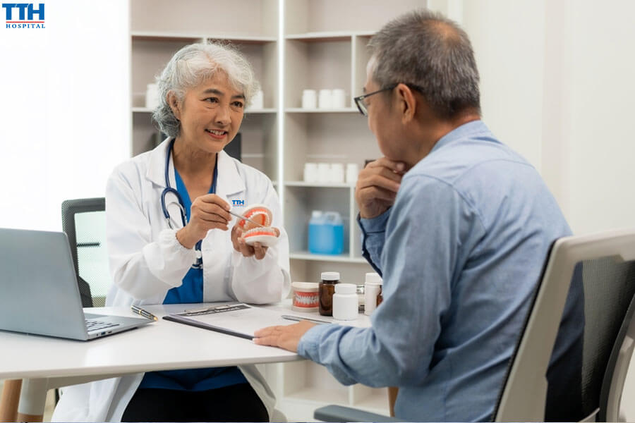 Thăm khám định kỳ Sau khi trồng răng implant