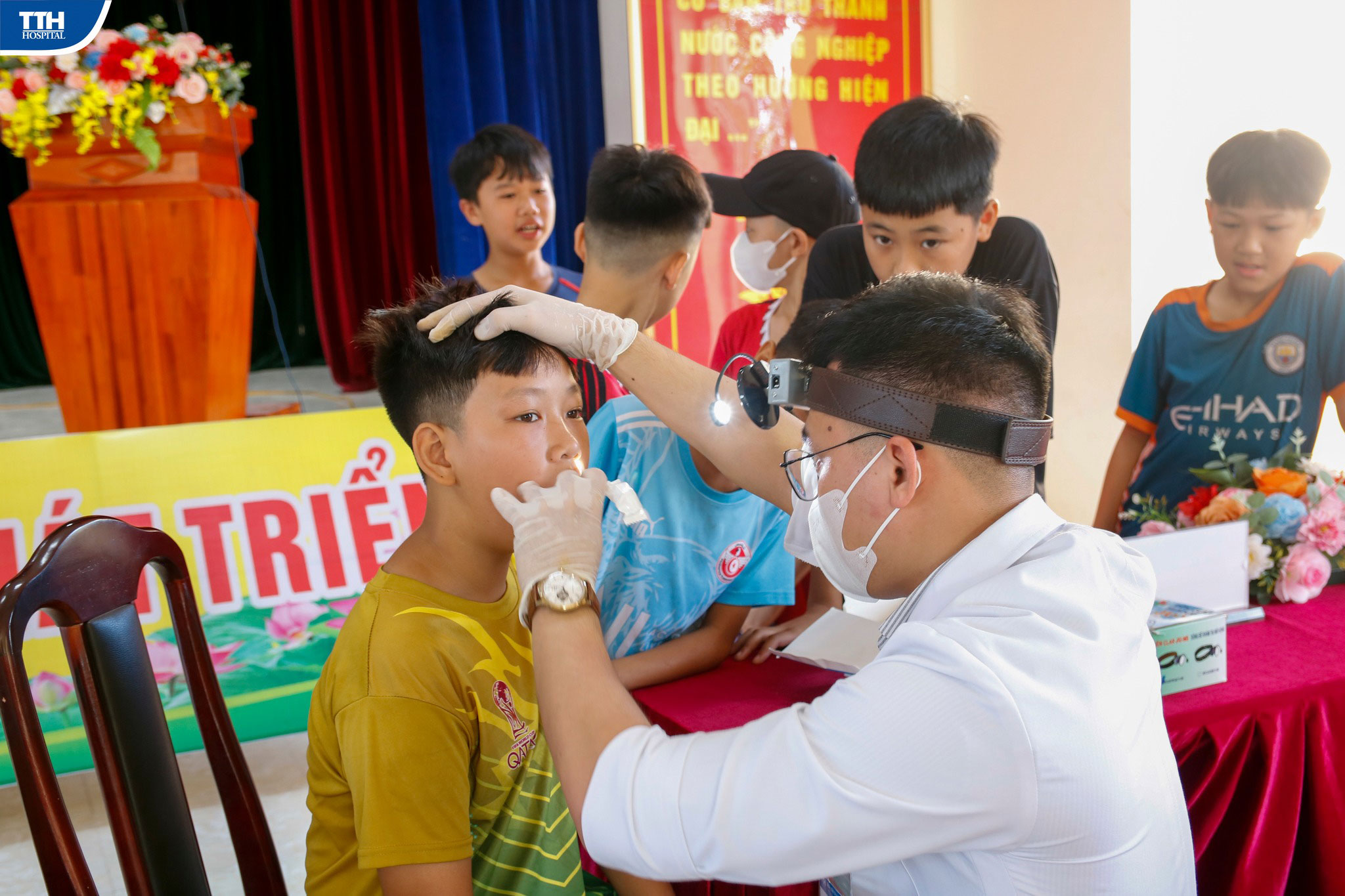 Thăm khám sức khoẻ răng miệng và sức khoẻ tổng quát cho thiếu niên