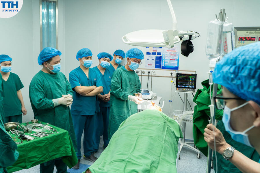 Trải Nghiệm Thực Tế và Giao Lưu Chuyên Môn 