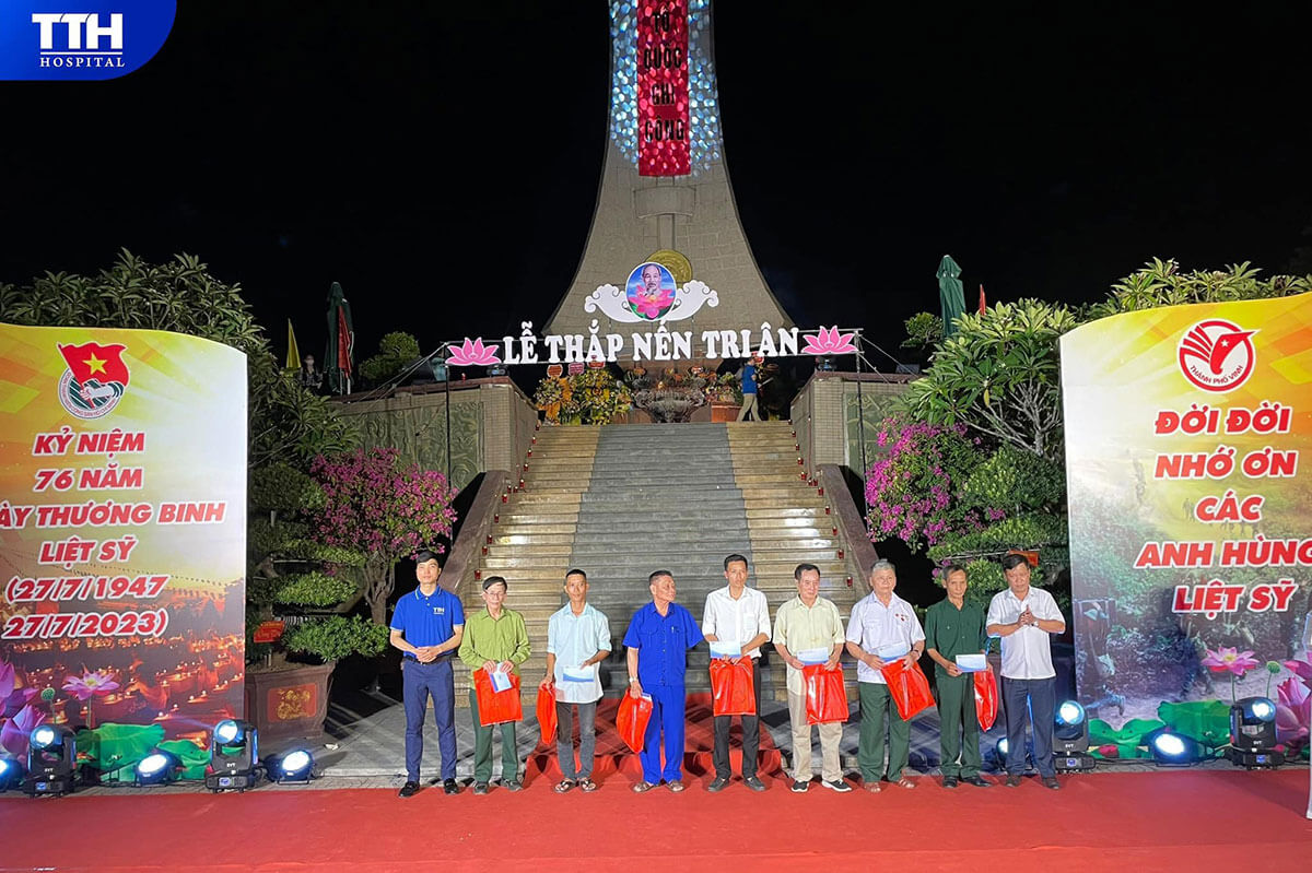 Bệnh viện tổ chức gặp gỡ và tặng quà cho các thương binh