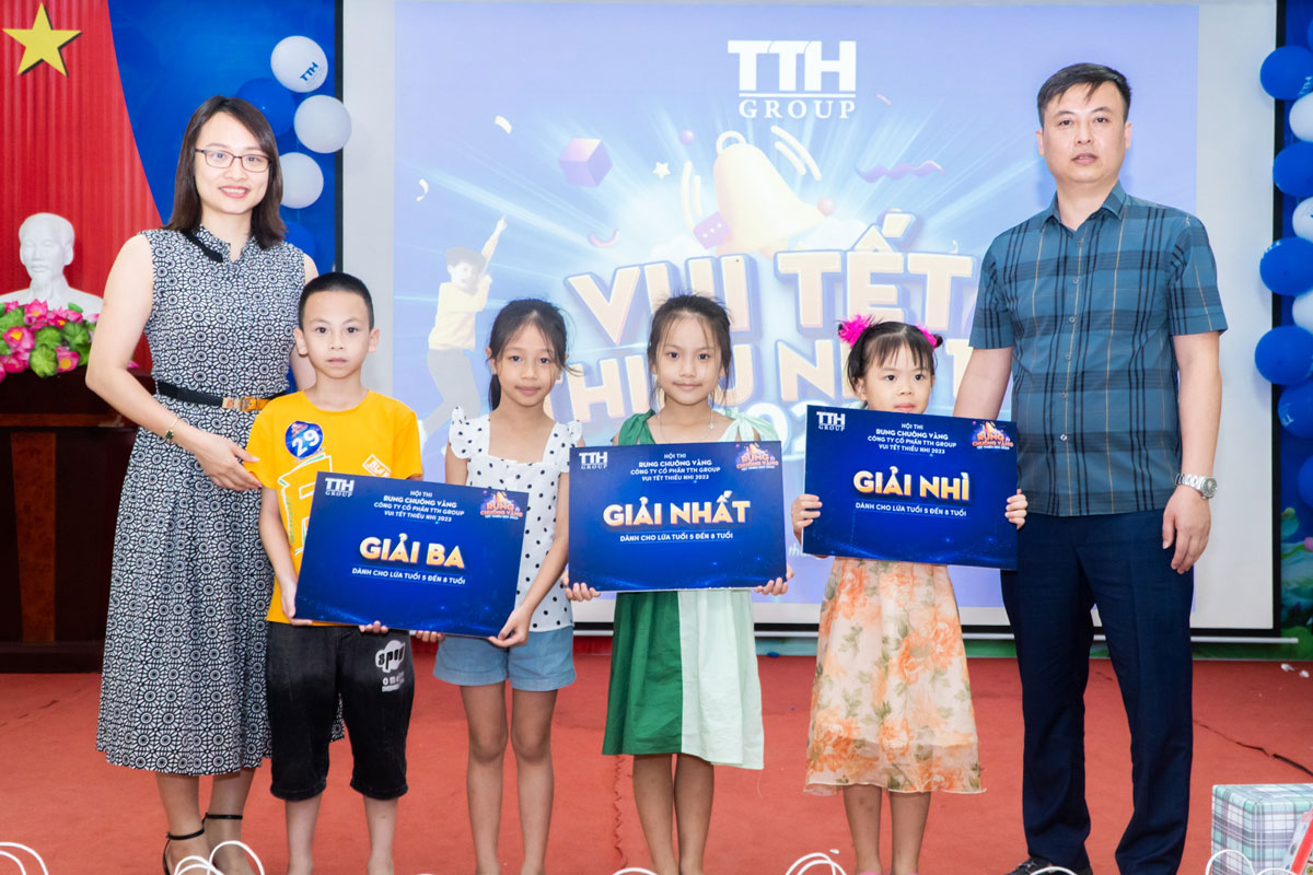 Ban tổ chức trao giải Nhất, Nhì, Ba cho 4 cháu ở độ tuổi 5-8 tuổi