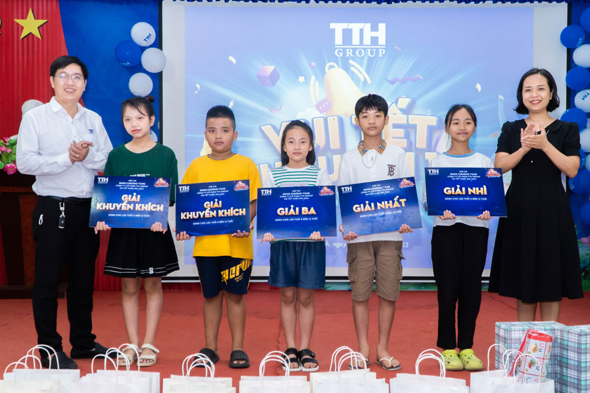 Ban tổ chức trao giải Nhất, Nhì, Ba, Khuyến Khích cho 5 cháu ở độ tuổi 9-12 tuổi
