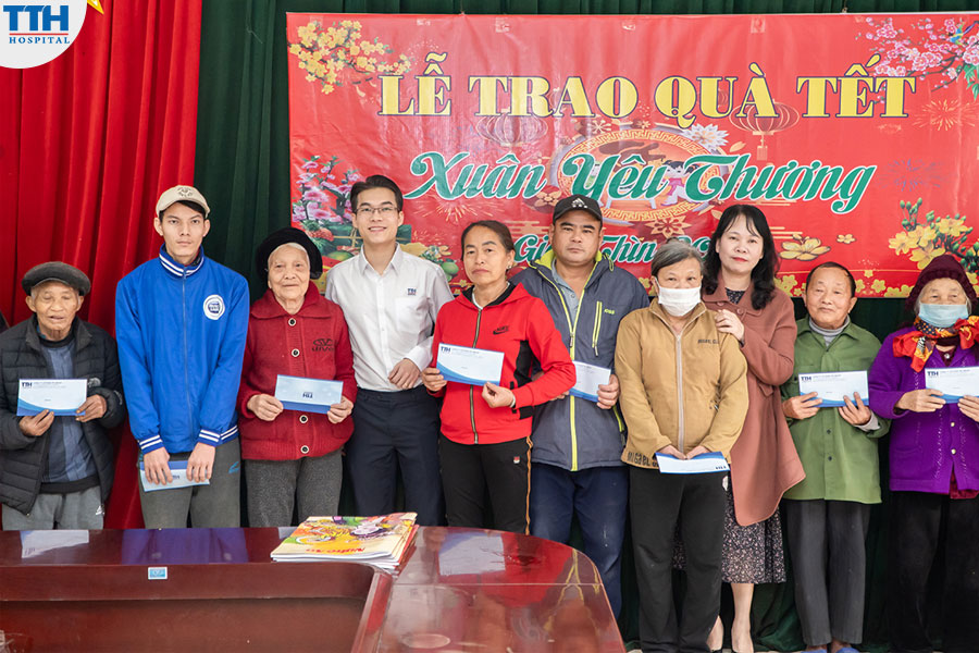 Trao tặng quà tết cho người nghèo tại Hưng Nguyên