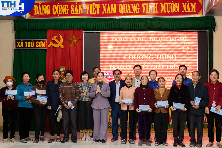 Trao tặng quà tết cho người nghèo tại huyện Đô Lương