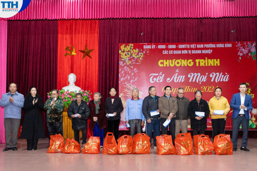 Trao tặng quà tết cho người nghèo tại Tp.Vinh