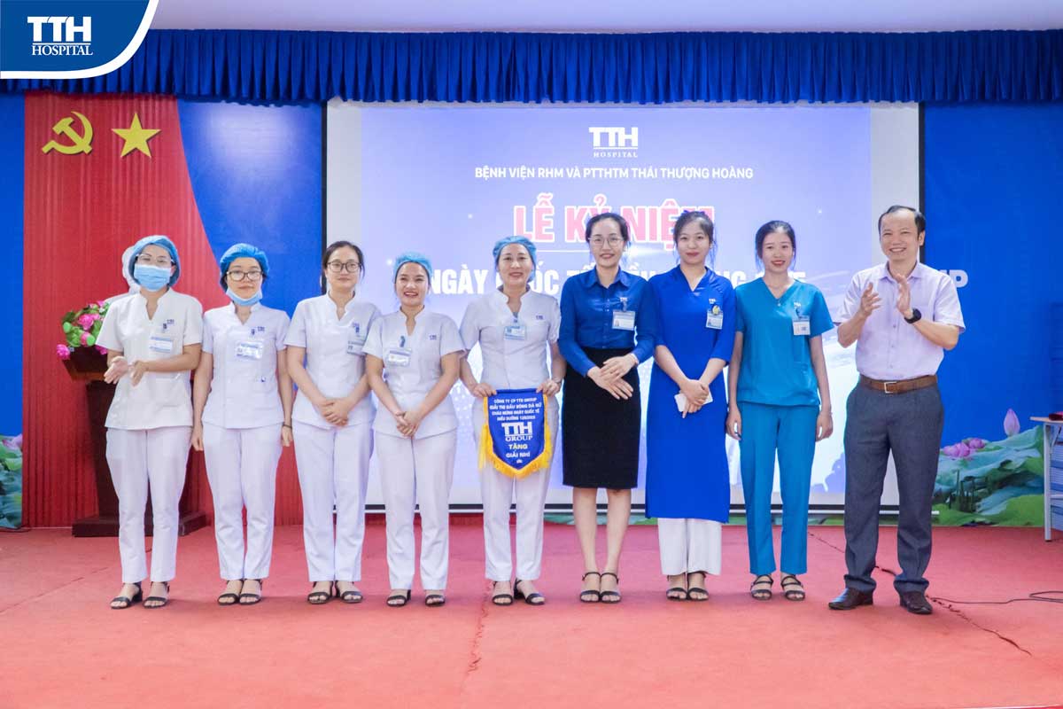 Ông Hoàng Tiến Hải trao thưởng cho các đội bóng tham gia giải bóng đá nữ trong chuổi hoạt động kỉ niệm ngày Quốc tế điều dưỡng 2023