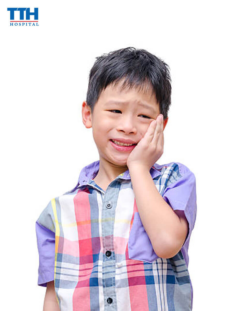 Trẻ bị khớp cắn ngược biểu hiện triệu chứng gì?