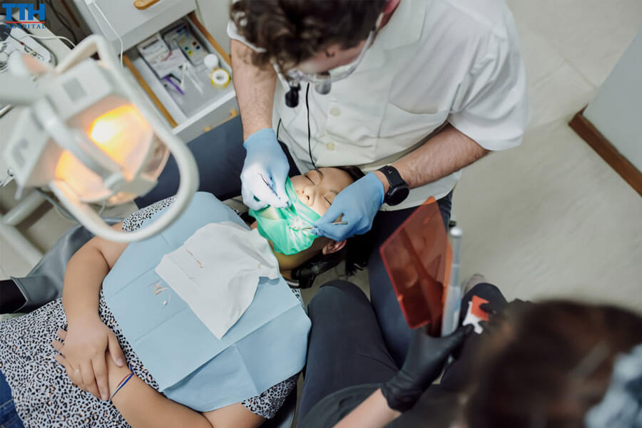 Trong Khi Điều Trị Tủy Răng