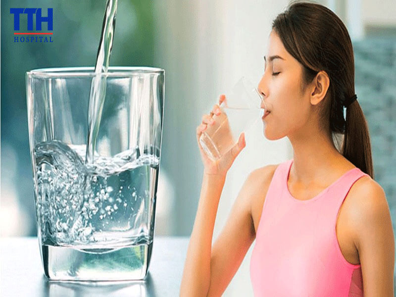 Uống đủ nước và bổ sung dưỡng chất từ bên trong