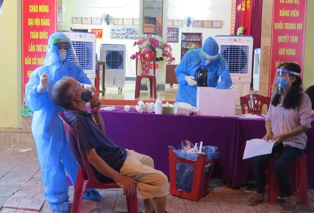 CÁN BỘ Y TẾ THÁI THƯỢNG HOÀNG CÙNG CƠ QUAN CHỨC NĂNG XUYÊN ĐÊM LẤY MẪU TEST NHANH COVID-19 CHO NGƯỜI DÂN TP VINH